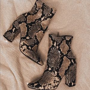 Aldo | Black and Creme Croc Booties! | Size 7